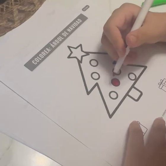 Coloreando su árbol de Navidad